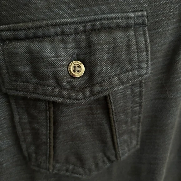 EUC size Large Men’s Rock & Republic navy polo shirt.Love the pockets & detail - Picture 4 of 8